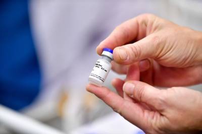Минздрав разрешил испытания третьей российской вакцины от коронавируса