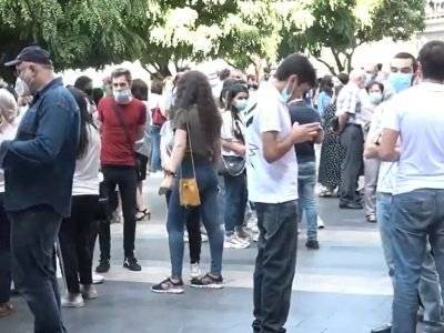 Студенты и преподаватели одного из вузов Армении проводят акцию протеста
