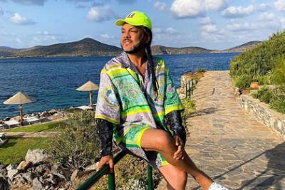 Киркоров поделился фото с отдыха в Греции в одежде Versace за сотни тысяч рублей