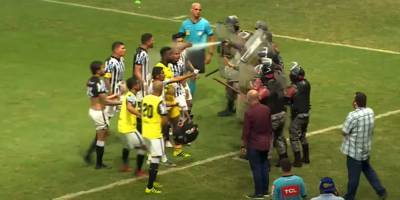В Бразилии ОМОН разогнал футболистов дубинками и слезоточивым газом