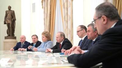 Песков рассказал о цели встречи Путина с сенаторами