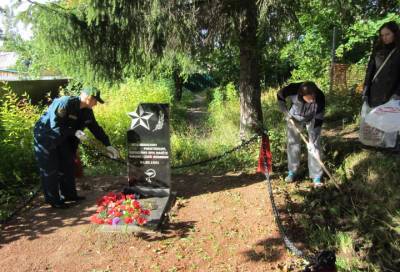 Волховские пожарные привели в порядок памятник «Медицинским работникам, погибшим при налёте фашистской авиации 2 сентября 1941 года»