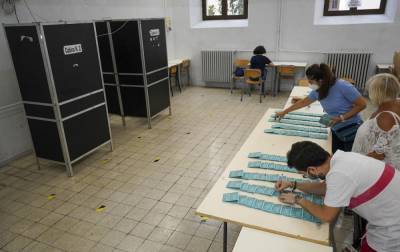 Итальянцы проголосовали за сокращение числа депутатов в парламенте