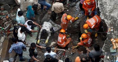 Минимум 20 человек погибли при обрушении трехэтажного дома в Индии