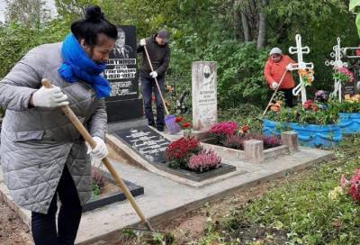 Алексей Брицун помог привести в порядок могилу Героя труда и участника ВОВ Петра Антипина в Волхове