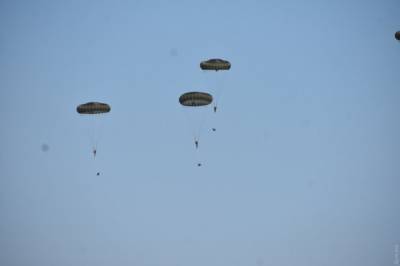 На юге Украины высадились сотни британских парашютистов