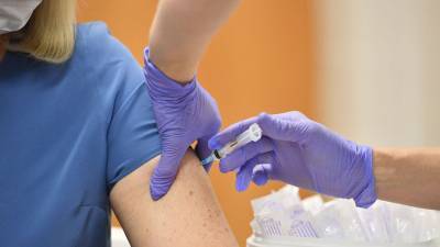 Гинцбург предостерег от вакцинации зараженных коронавирусом