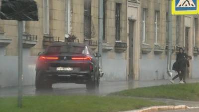 Машину главы Фрунзенского района Серова заметили на тротуаре в Петербурге. В Сети говорят о нарушении ПДД