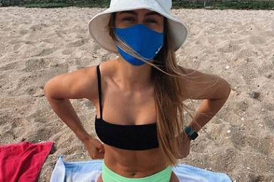 Девушка пришла на пляж в защитной маске и была обругана пользователями сети