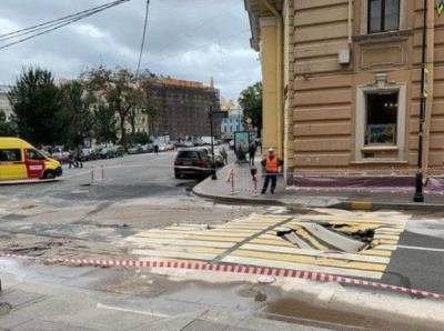 «Ждали прорыв, получили провал!»: в центре Петербурга асфальт ушел на дно (фото)