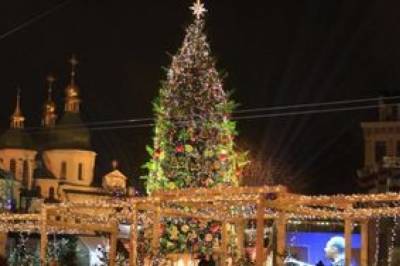 Рекордная елка и сказочный пень: в Киеве начали подготовку к празднованию Нового года