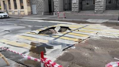Видео: на Караванной улице "сломалась" зебра