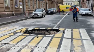 Асфальт провалился на пешеходном переходе в центре Петербурга
