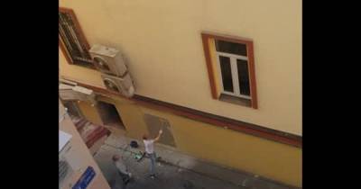 Попытка прорубить дыру в несущей стене здания в центре Москвы попала на видео