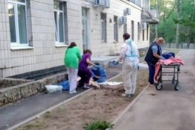 В Киеве двое пациентов с COVID-19 выбросились из окна больницы