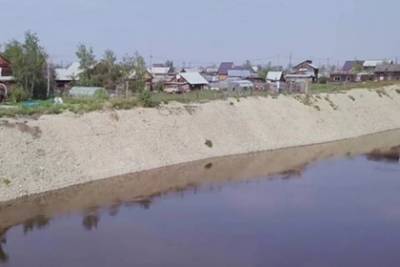 Российское село начало сползать с обрыва в реку