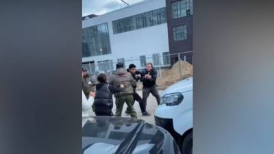 Водитель набросился с кулаками на москвичку за просьбу переставить машину