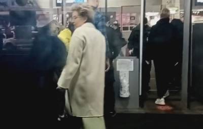 Елену Малышеву без медицинской маски засняли на Курском вокзале в Москве