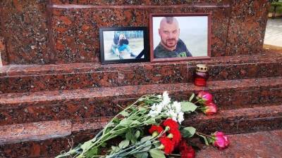 Отец неонациста Тесака и его адвокат прибыли в Челябинск, чтобы забрать тело умершего