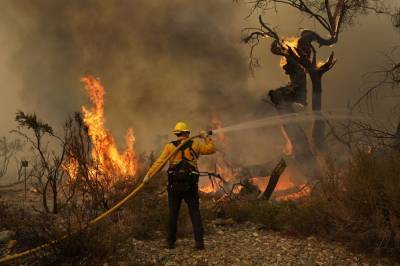 Пожары в Калифорнии стали неконтролируемыми, людей эвакуируют