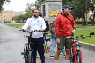 Консулы семи стран Европы проехали на велосипедах по центру Петербурга