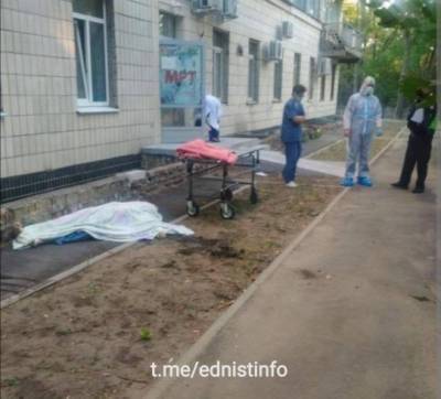 В киевской COVID-больнице двое мужчин покончили жизнь самоубийством