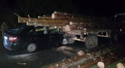 "Пункт назначения" по-чувашски: "Гранта" влетела в груженный бревнами трактор, погибла женщина