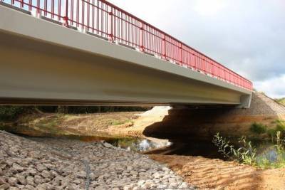 Более 50 млн рублей потратили на ремонт моста через реку Кебца в Псковском районе