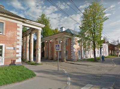 В Твери ищут собственников колоннад на улице Орджоникидзе