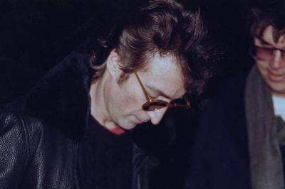 Убийца Джона Леннона впервые извинился перед Йоко Оно