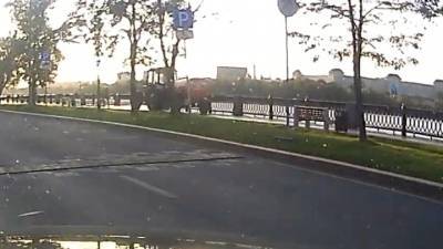 В Москве велосипедистка попала под колеса трактора
