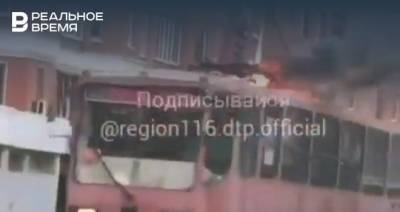 В Казани сняли на видео старый горящий трамвай: в соцсетях шутят, что он «включил программу самоликвидации»