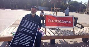 Кумыкский активист Салихов приостановил акцию протеста в Махачкале