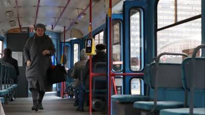 Видео: Трамвай с пассажирами вспыхнул на ходу в Казани