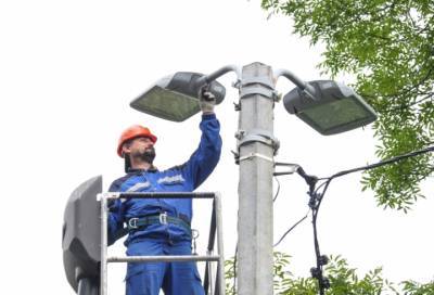 В Петербурге продолжают замену устаревших светильников на светодиодные