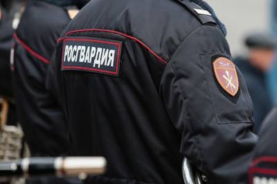 В Екатеринбурге росгвардейцы задержали вооруженного парня, угрожавшего таксисту