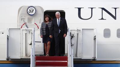 Самолет вице-президента США вернулся в аэропорт после столкновения с птицей
