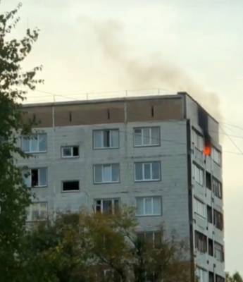 В Кузбассе пожар в многоэтажке сняли на видео