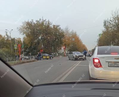 В Кемерове автомобиль такси попал в ДТП
