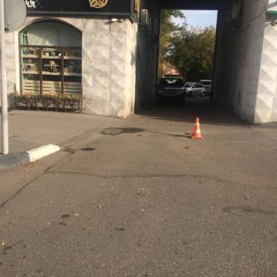 В Новокузнецке водитель Mitsubishi сбил двух детей на самокате и уехал с места ДТП