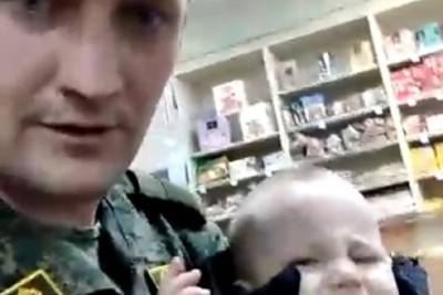 В Ярославской области офицер ходит на службу с младенцем