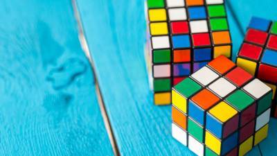 Самый маленький в мире кубик Рубика продемонстрировали в Японии