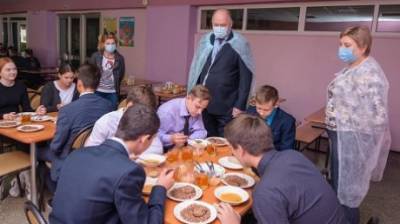 Вадим Супиков проверил качество питания школьников