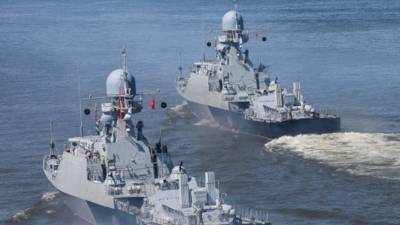 Корабли Каспийской флотилии уничтожили условных диверсантов на учениях