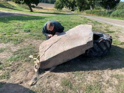 Шведский фермер при вспашке поля нашел рунический камень