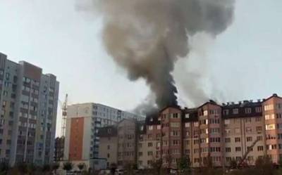 В Киеве горит жилая многоэтажка