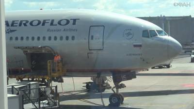 Самолет экстренно сел в Югре из-за больного пассажира
