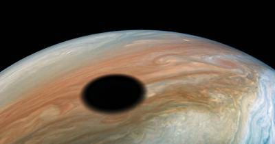 NASA показало затмение на Юпитере из космоса