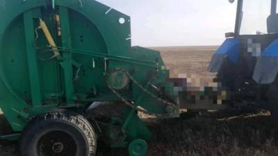 В Саратовской области тракториста раздробило в прессе для сена