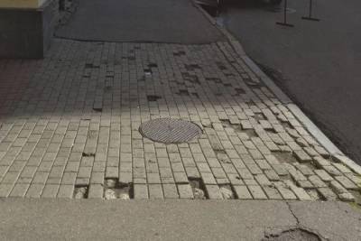 Петербуржцы пожаловались на покрытие пешеходных дорожек в центре города